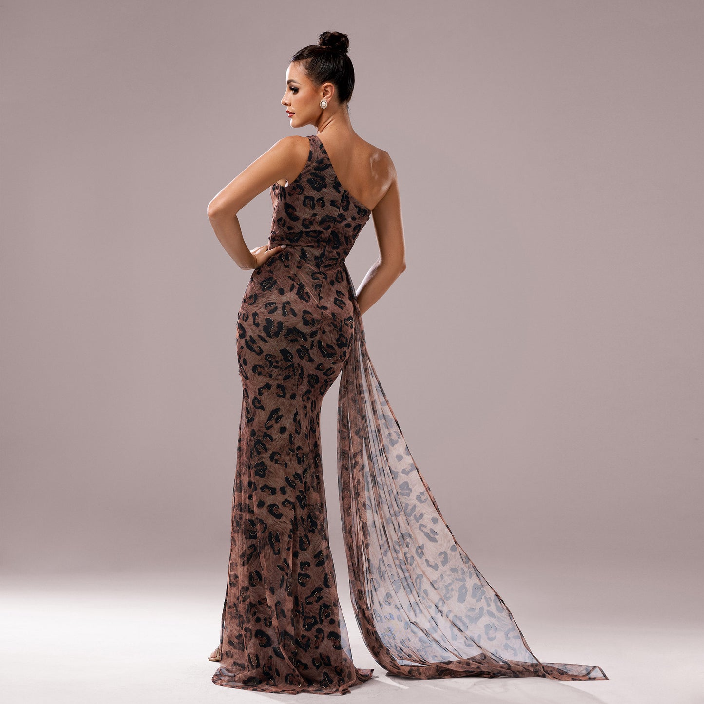 Women's high-end leopard print one-shoulder oblique collar slim hip-wrapped slit evening dress