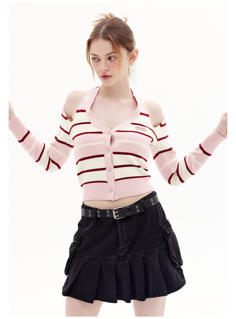 Dolce maglione lavorato a maglia a righe con spalle scoperte e scollo all'americana