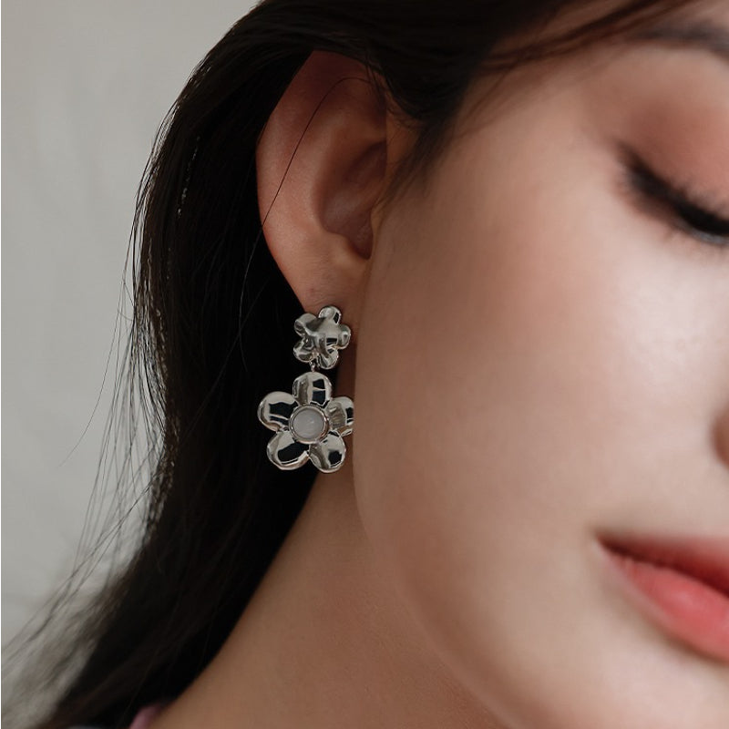 Niche Design Metal Flower Earrings