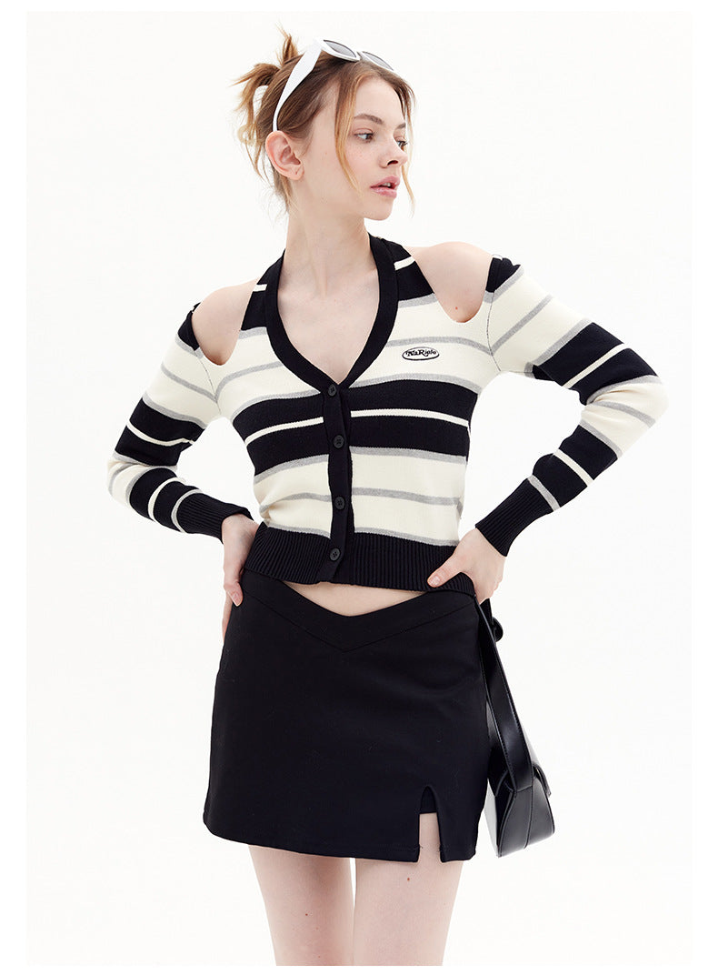 Süßer, schulterfreier, gestreifter Strickpullover mit Neckholder